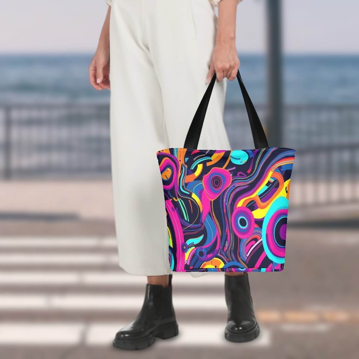 Frau hält bunte Schultertasche zum Einkaufen aus Polyester bei Spaziergang. Hochwertige Tasche, einseitiger Druck, Sublimationstechnik.