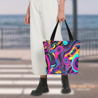 Frau hält bunte Schultertasche zum Einkaufen aus Polyester bei Spaziergang. Hochwertige Tasche, einseitiger Druck, Sublimationstechnik.