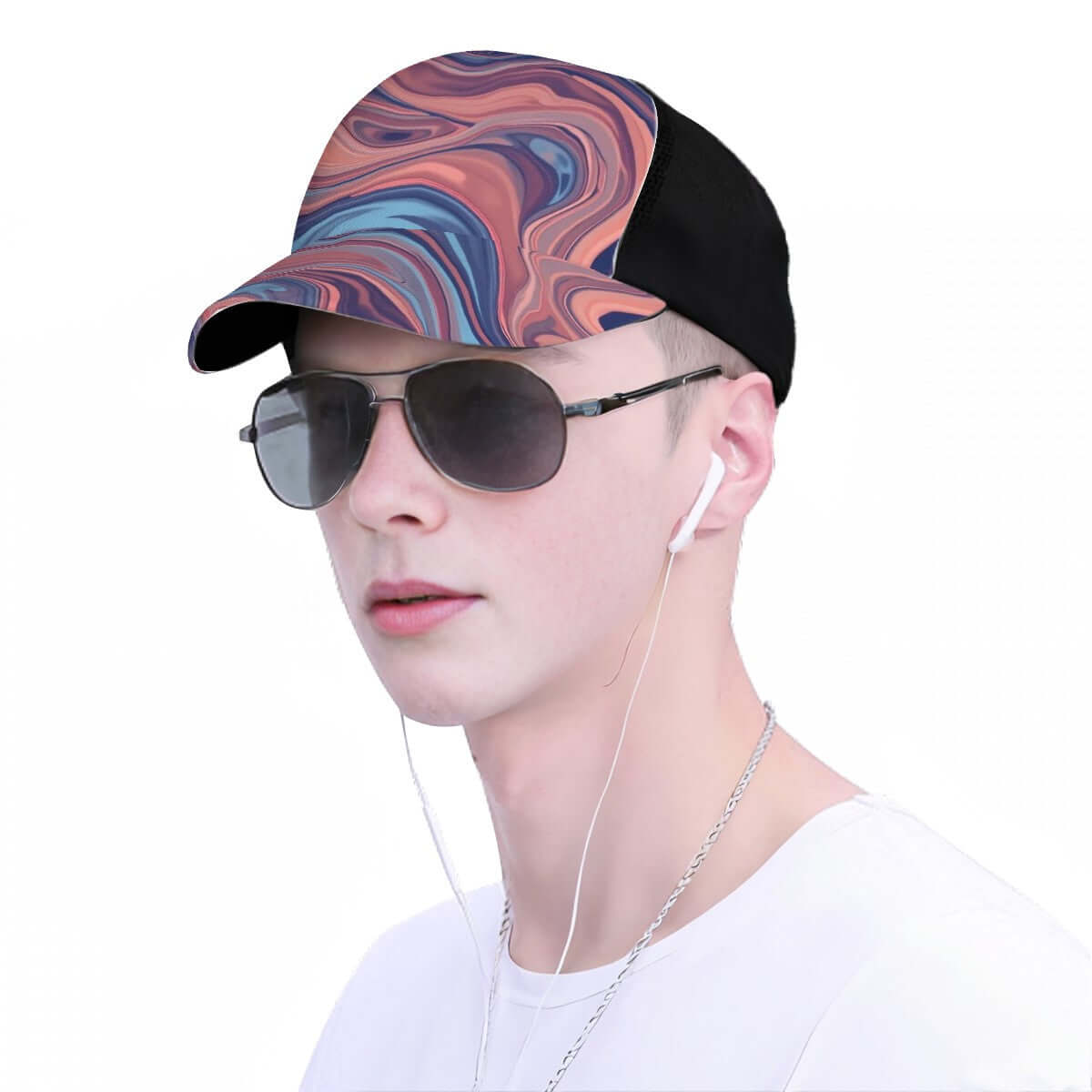 Baseballkappe aus Mesh in buntem geometrischem Design, atmungsaktives Netzmaterial, Träger mit Sonnenbrille.