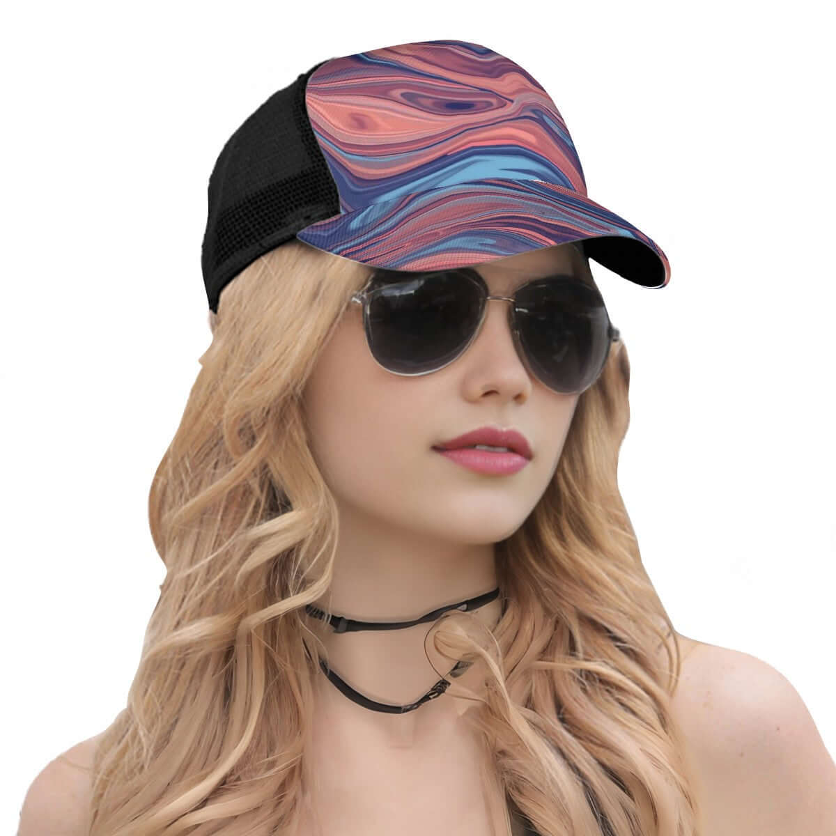 Baseballkappe aus Mesh mit buntem geometrischem Design und atmungsaktivem Netzmaterial.