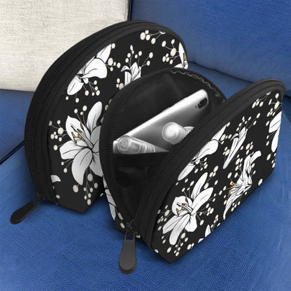 Aufbewahrungsbeutel-Set aus Polyester in zwei Größen mit Blumenmuster, auf Couch platziert, Reißverschluss geöffnet, ideal für Alltagsgegenstände.