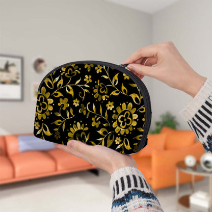 Aufbewahrungsbeutel-Set mit floralem Design vor oranger Couch im Wohnzimmer