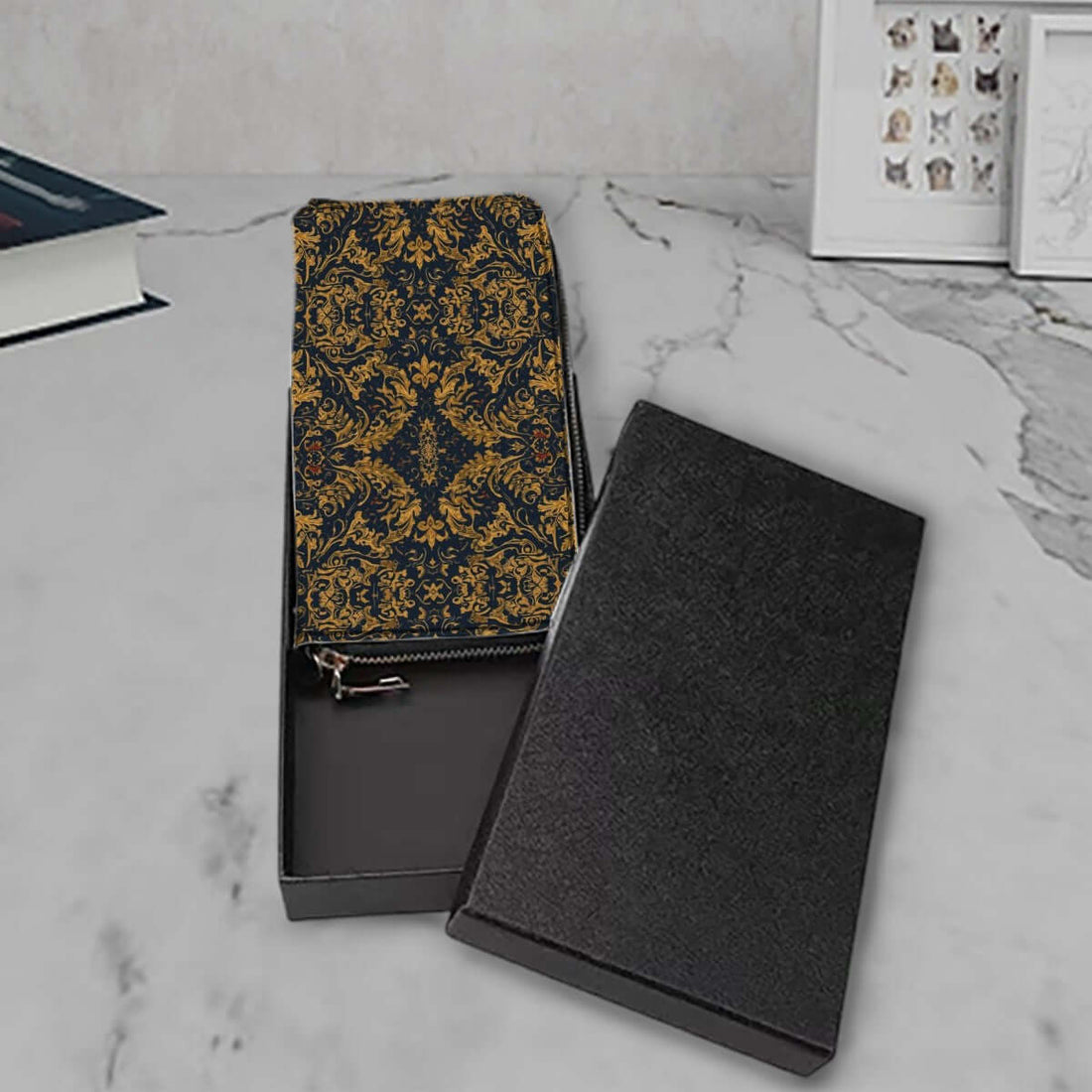 Clutch-Geldbörse für Damen aus PU, 4,1"x7,9", doppelseitiger UV-Druck, luxuriöses Design, geöffnete Boxansicht auf Marmortisch