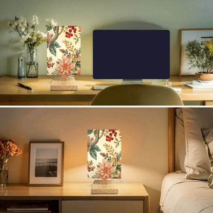 Quadratische Tischlampe aus Leinen und Gummiholz mit Blumendruck, dekoriert auf Schreibtisch und Nachttisch, strahlt gemütliches Licht aus.