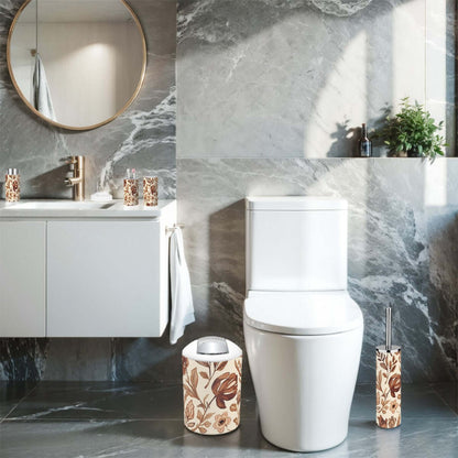 Badezimmer-Accessoires-Set, 5-teilig, aus Kunststoff in floralem Design, im modernen Bad mit Marmorwänden und Spiegel platziert