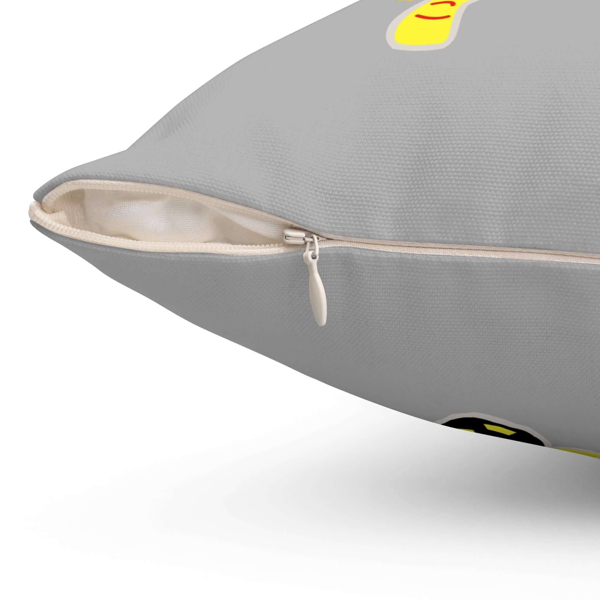 Nahaufnahme eines Kissen aus gesponnenem Polyester mit Fußball, mit Reißverschluss, ideal für Sportbegeisterte und Wohnkultur