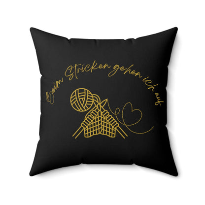 Schwarzes Kuscheliges Strickkissen Wohndekor mit goldener Schrift und Strickmotiv, dekoratives Kissen für gemütliches Zuhause.