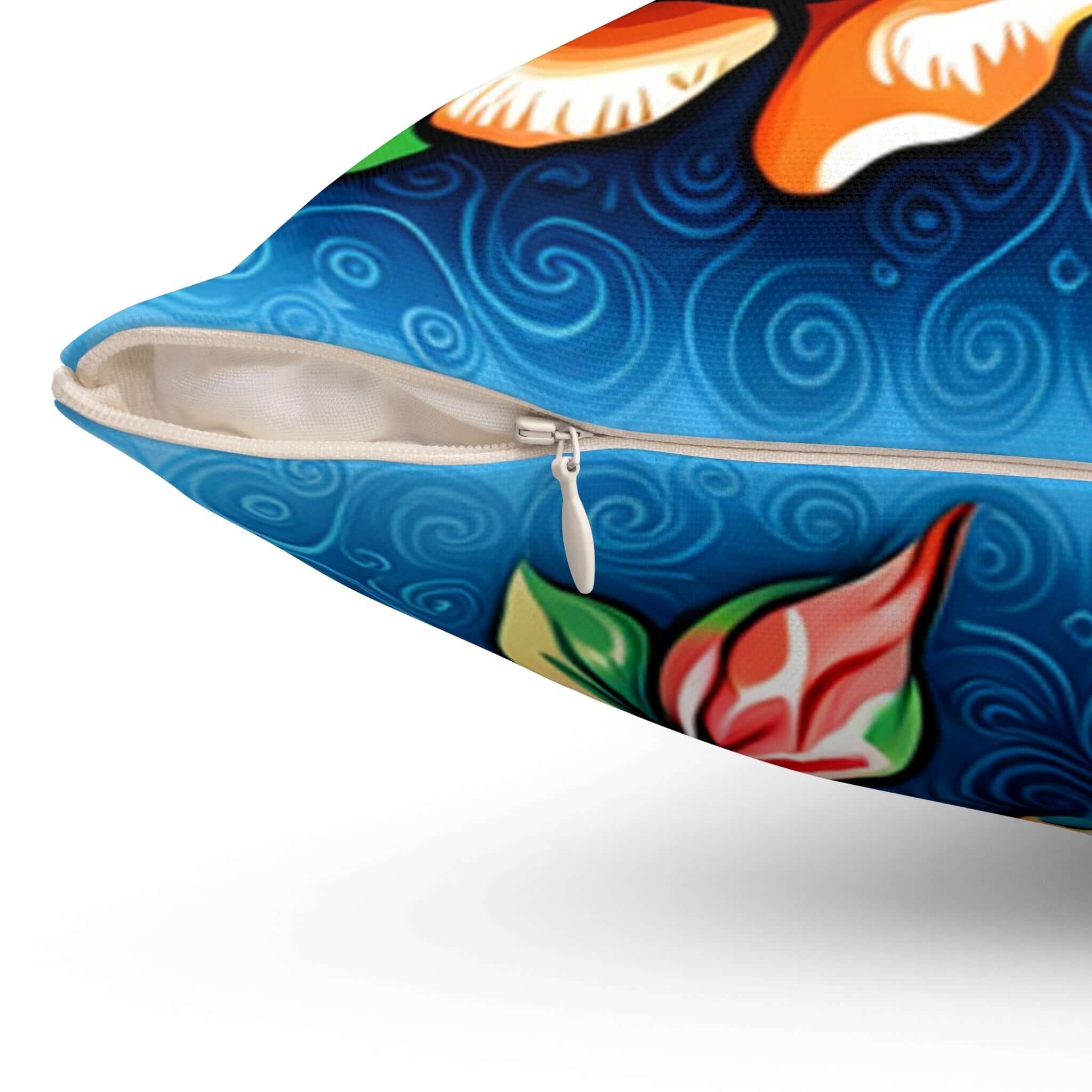 Lebendiges Blumenkissen Boho Home Dekor Rosen Akzentkissen aus nächster Nähe mit tiefblauem Hintergrund und Rosenmuster.