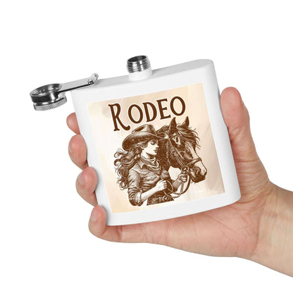 Magischer Flachmann aus Edelstahl mit Rodeo-Motiv in Hand gehalten, perfektes Geschenk für Westernfans, Details für Edelstahl-Flachmann für Soldaten ansehen