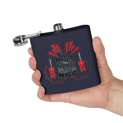 Music Magic Edelstahl-Flachmann in Hand, ideales Geschenk für Musikliebhaber, Details für Edelstahl-Flachmann für Soldaten ansehen