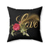 Romantisches Blumenkissen, Dekokissen, Wohndekor mit rosa Rosen und "Love" Schriftzug auf schwarzem Hintergrund.