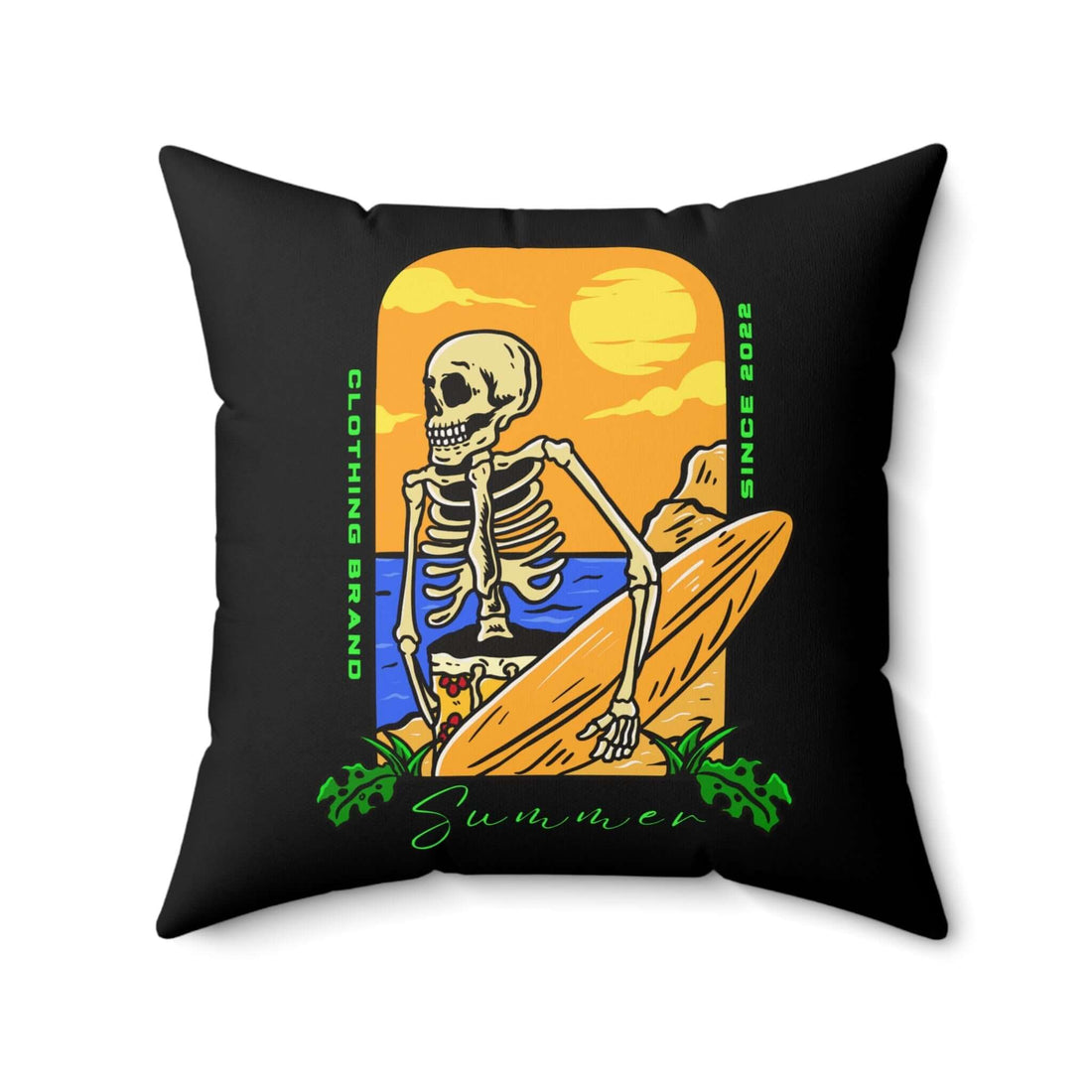 Skelettkissen mit Sommerstimmung – Stranddekor, lustiger Akzent, quadratisches Kissen mit Skelett und Surfbrett Design in Strandkulisse.