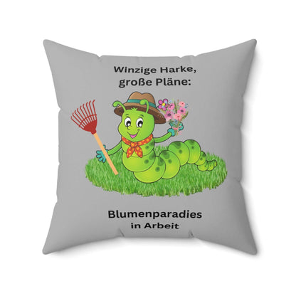 Skurriles Raupenkissen für Pflanzenliebhaber mit fröhlichem Gartentier-Design und Schriftzug auf grauem quadratischen Kissen, ideal für Gartenfans.