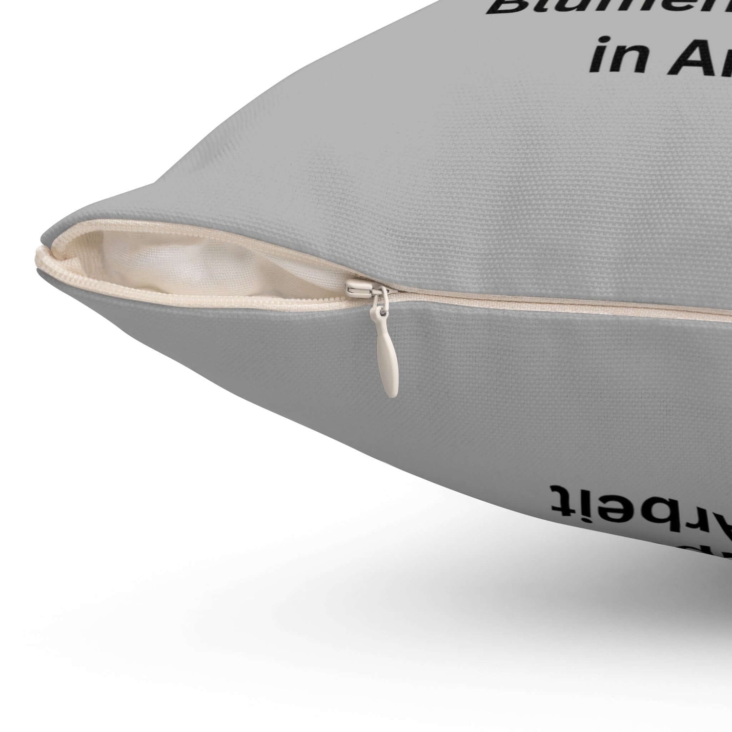 Nahaufnahme des skurrilen Raupenkissens für Pflanzenliebhaber mit Reißverschluss auf hellgrauem Hintergrund.