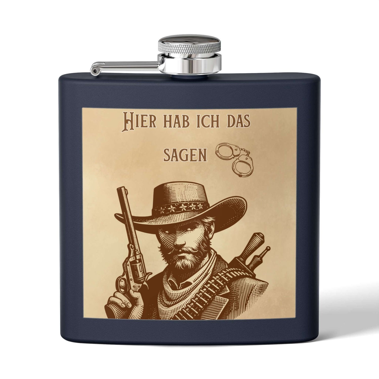 Edelstahl Flachmann Western Cowboy mit Gravur, 170 ml, schmales Design, rostfrei, Cowboy-Motiv und "Hier hab ich das Sagen" Schriftzug.