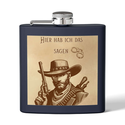 Edelstahl Flachmann Western Cowboy mit Gravur, 170 ml, schmales Design, rostfrei, Cowboy-Motiv und "Hier hab ich das Sagen" Schriftzug.