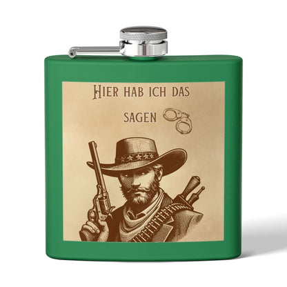 Edelstahl Flachmann Western Cowboy mit Revolver-Design auf grünem Hintergrund, 170 ml, ideal für Outdoor-Liebhaber.